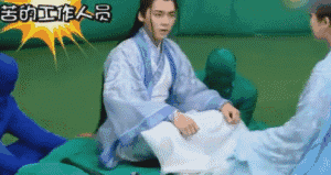 Khi hai nhân vật luyện võ công cùng nhau thì bên cạnh họ cũng là hai con người liên tục phải xoay tròn bục ngồi. Họ mặc đồ xanh và che kín mặt. Khi hai nhân vật luyện võ công cùng nhau thì bên cạnh họ cũng là hai con người liên tục phải xoay tròn bục ngồi. Họ mặc đồ xanh và che kín mặt.