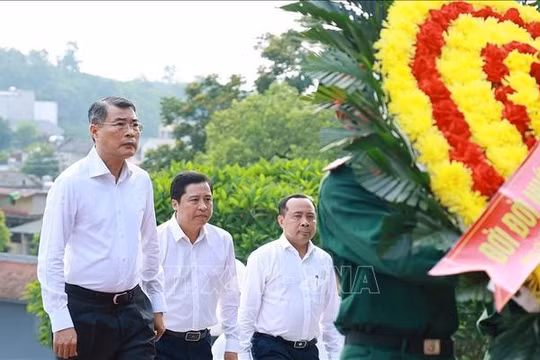 Thủ tướng Lê Minh Hưng đến dâng hoa tưởng niệm các Anh hùng, liệt sĩ tại Nghĩa trang Liệt sĩ trung tâm tỉnh Lào Cai, phường Yên Bái. Ảnh: Dương Giang/TTXVN
