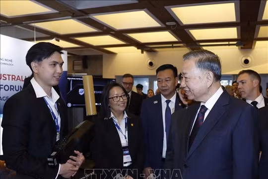 Tổng Bí thư, Chủ tịch nước Tô Lâm tham quan khu vực triển lãm, trưng bày thành tựu hợp tác khoa học công nghệ, đổi mới sáng tạo, đầu tư và giáo dục giữa Việt Nam - Australia. Ảnh: Thống Nhất/TTXVN