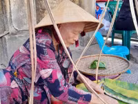Mệ Gái cùng gánh bánh đúc mật gần 60 năm.