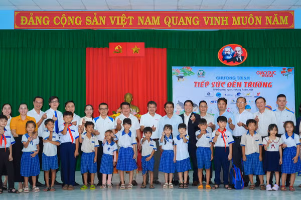 Đại biểu và các học sinh tại chương trình “Tiếp sức đến trường” năm học 2026-2027, sáng 31/7. Ảnh: Mạnh Tùng.