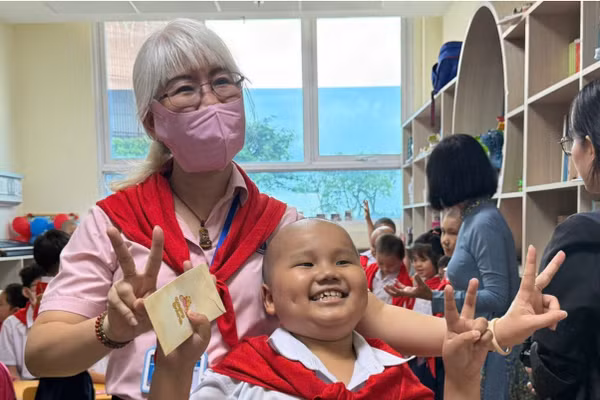 Nụ cười hạnh phúc trong ngày khai giảng năm học mới của một "chiến binh" nhí mắc bệnh ung thư. 