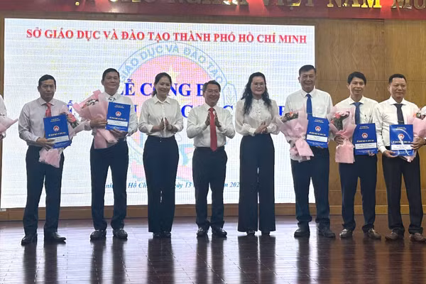 Lãnh đạo Sở GD&ĐT TPHCM trao quyết định bổ nhiệm Hiệu trưởng, Hiệu phó.