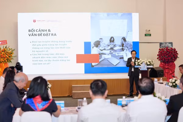 Tiến sĩ Võ Văn Tuấn, Phó hiệu trưởng thường trực - Trưởng khoa Quan hệ công chúng - Truyền thông Trường ĐH Văn Lang chia sẻ tại tọa đàm. 