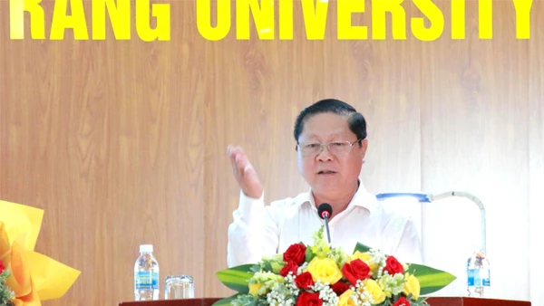 Thứ trưởng Bộ GD&ĐT Lê Tấn Dũng phát biểu khai mạc Hội nghị. (Ảnh: Thành Tâm)