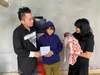 Ca sĩ Tùng Dương thường có mặt tại nhiều điểm bão lũ - trong ảnh, anh cùng ca sĩ Thanh Lam tới thăm các hộ gia đình tại Hà Tĩnh sau bão lũ năm 2020.