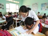 Cô và trò tại điểm lẻ thôn Tân Đức, Trường Tiểu học Y Jút, xã Ea Knuếc (Đắk Lắk). Ảnh: Thành Tâm