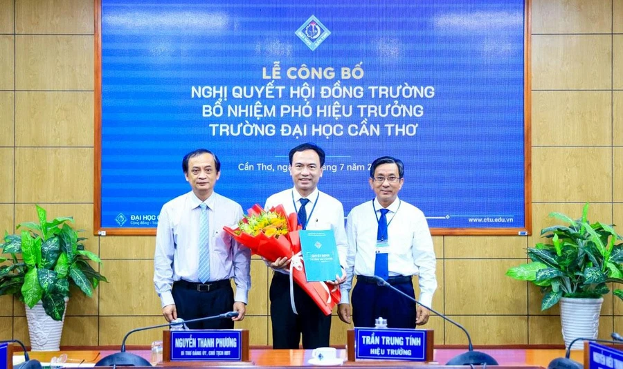 TS Lê Văn Lâm được bổ nhiệm giữ chức Phó Hiệu trưởng Trường ĐH Cần Thơ. Ảnh: CTU.