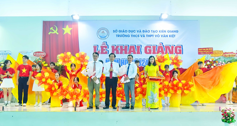 Bí thư Tỉnh ủy Kiên Giang, Đỗ Thanh Bình tặng hoa cho 2 nhà giáo ưu tú của Trường THCS và THPT Võ Văn Kiệt tại lễ khai giảng.