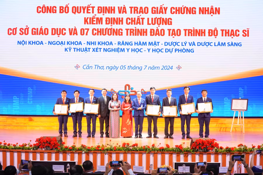 Lễ công bố chứng nhận đạt chuẩn kiểm định của Trường ĐH Y Dược Cần Thơ.