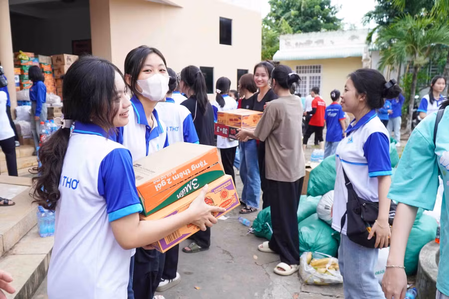 am ap nghia tinh thay tro can tho huong ve dong bao vung bao lu (4).jpg