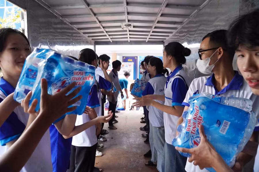 am ap nghia tinh thay tro can tho huong ve dong bao vung bao lu (8).jpg