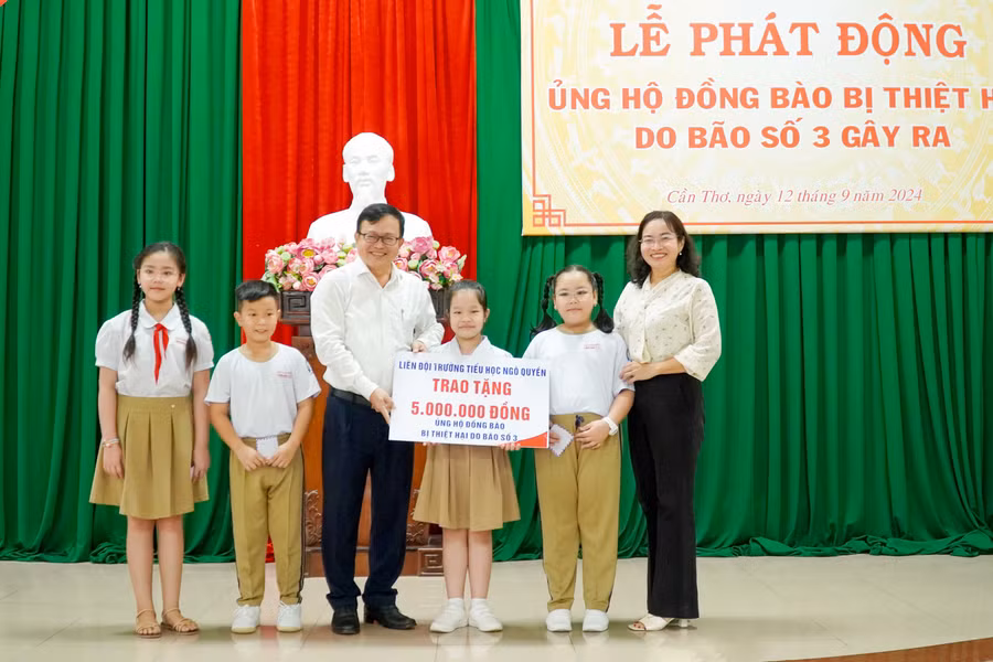 am ap nghia tinh thay tro can tho huong ve dong bao vung bao lu (9).jpg