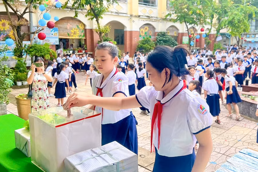 am ap nghia tinh thay tro can tho huong ve dong bao vung bao lu (11).jpg