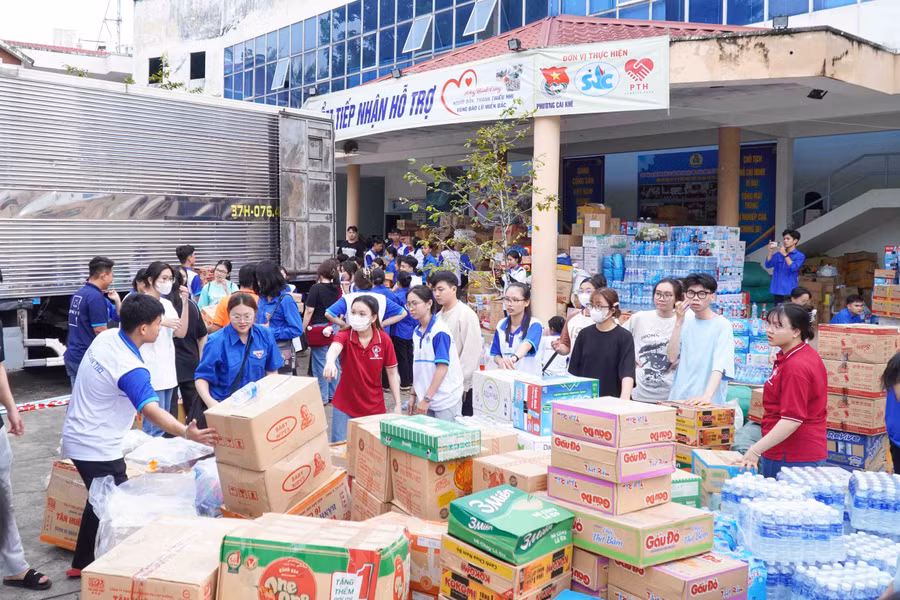 am ap nghia tinh thay tro can tho huong ve dong bao vung bao lu (3).jpg