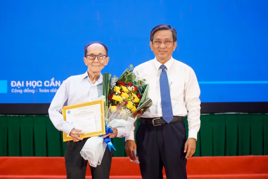 PGS.TS Trần Trung Tính, Hiệu trưởng Trường ĐH Cần Thơ trao học bổng cho học viên "đặc biệt" Nguyễn Tấn Thành.