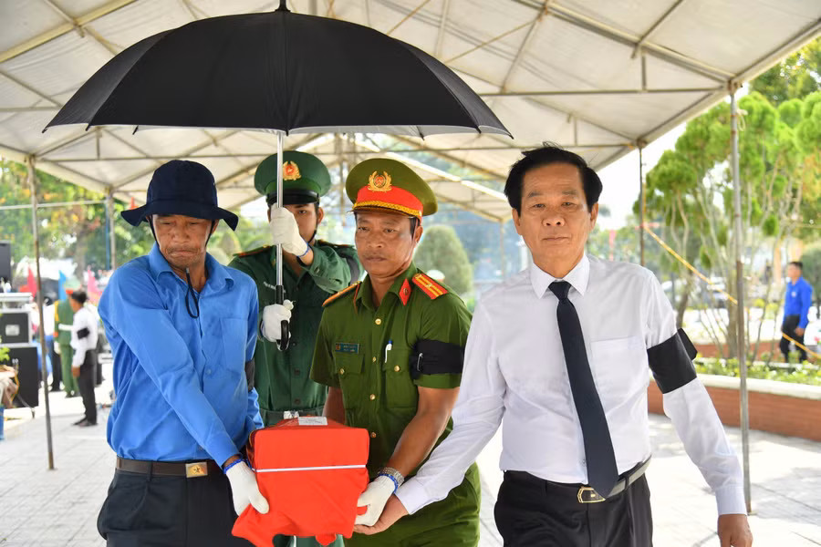 Ông Đỗ Thanh Bình, Bí thư Tỉnh ủy Kiên Giang tiễn đưa hài cốt liệt sĩ về nơi an táng.