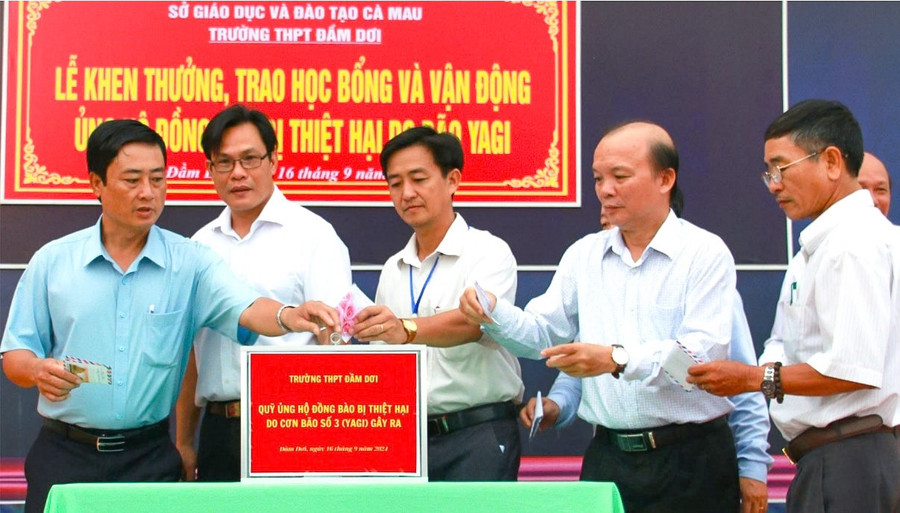 Nhà trường đóng góp vào quỹ.