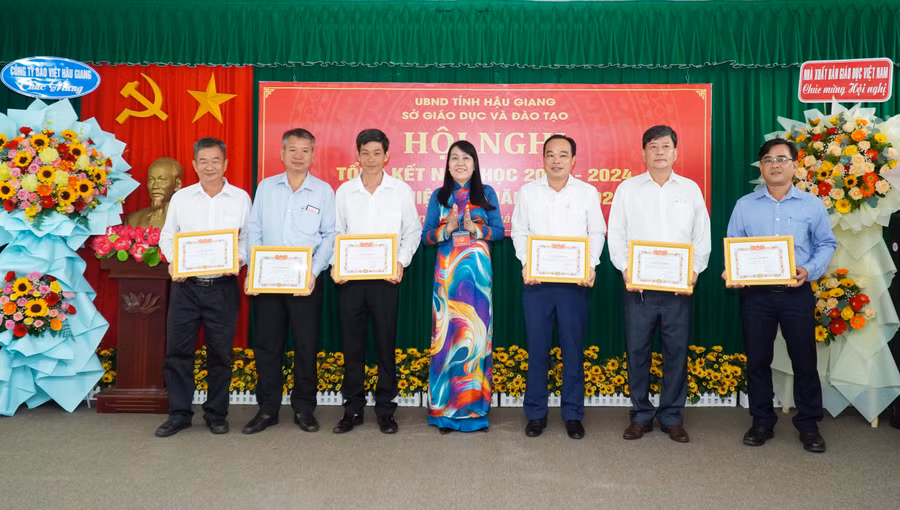 Giám đốc Sở GD&ĐT Hậu Giang khen thưởng cho các đơn vị đạt thành tích xuất sắc trong phong trào thi đua trong năm học 2023-2024.