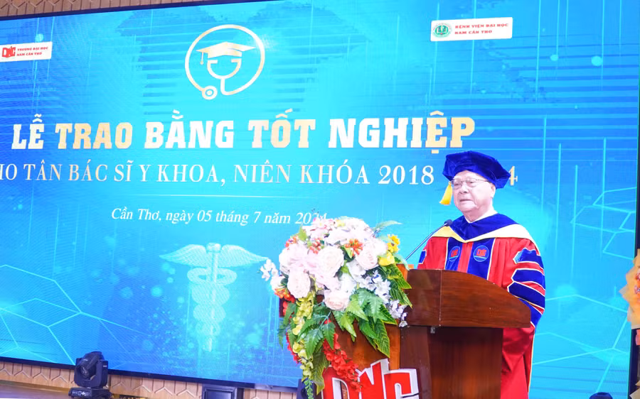 hon 200 bac si truong nam can tho (3).jpg