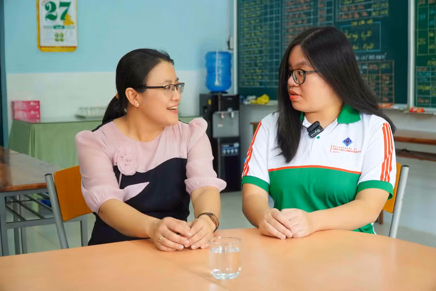 Em Anh Thư (bên phải) và cô Nguyễn Thanh Thúy giáo viên chủ nhiệm.