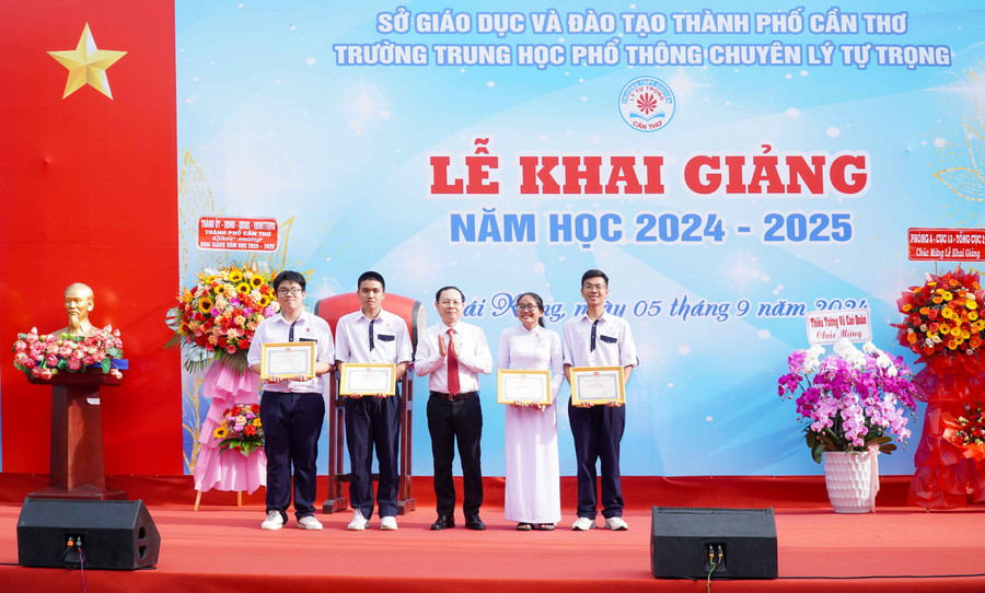 Bí thư Thành ủy Cần Thơ khen thưởng cho các học sinh đạt thành tích cao Tin học trẻ cấp quốc gia. 