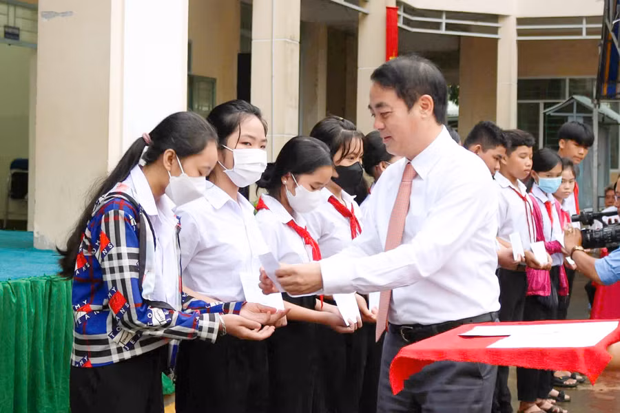 Bí thư Tỉnh ủy Hậu Giang trao học bổng cho học sinh Trường PT Dân tộc nội trú Him Lam.