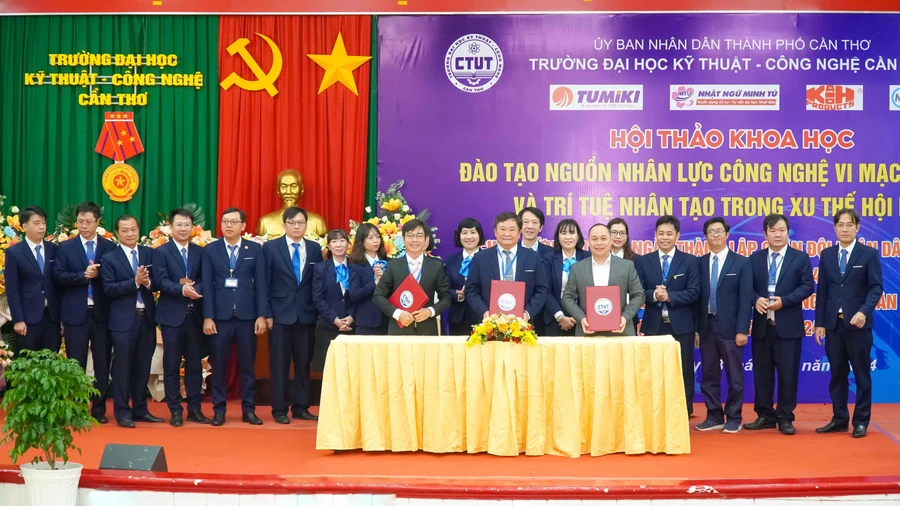 Trường ĐH Kỹ thuật - Công nghệ Cần Thơ ký kết bản ghi nhớ hợp tác với các doanh nghiệp tại hội thảo.