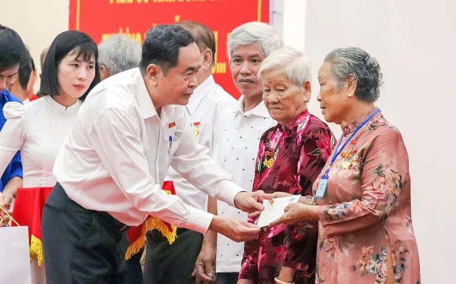Chủ tịch Quốc hội Trần Thanh Mẫn quà tặng người có công với Cách mạng.