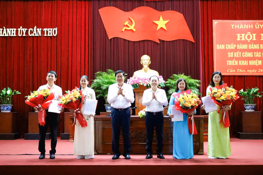 Lãnh đạo TP Cần Thơ tặng hoa chúc mừng 4 nhân sự tham gia Ban Chấp hành Đảng bộ TP.