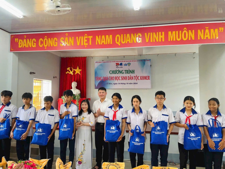 50 phần quà được trao tặng cho các em học sinh dân tộc Khmer.