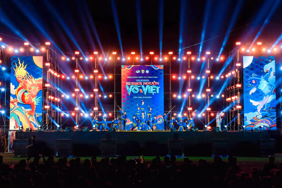 Học sinh, sinh viên FPT trong một tiết mục võ nhạc được dàn dựng công phu.