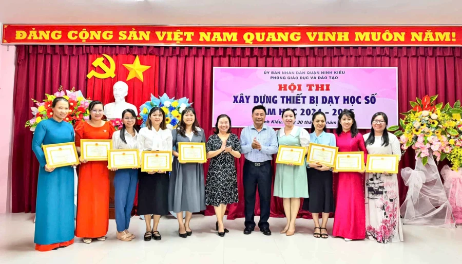 Ban tổ chức khen thưởng cho các đội tham gia Hội thi Xây dựng thiết bị dạy học số.