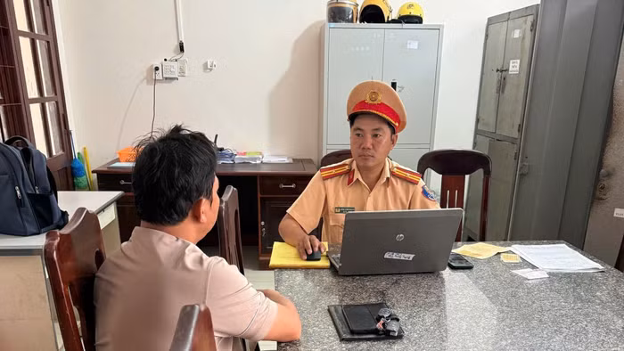 Lực lượng CSGT mời tài xế làm việc và xử lý. (Ảnh C.A cung cấp)