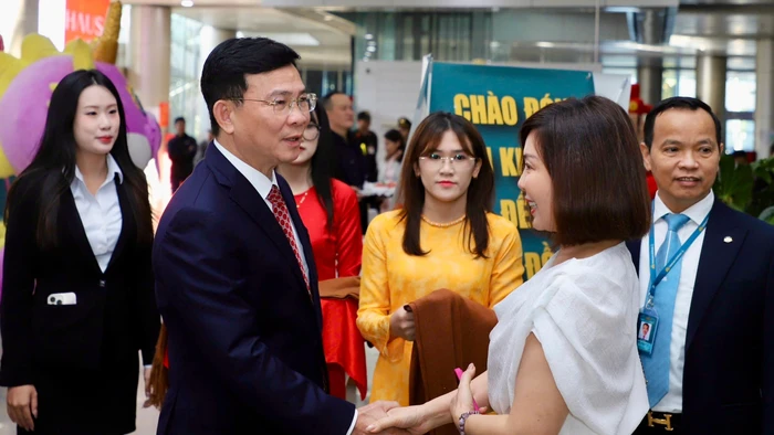 Chủ tịch UBND tỉnh Lâm Đồng Hồ Văn Mười chào đón những vị khách đầu tiên đến địa phương đầu năm 2026.