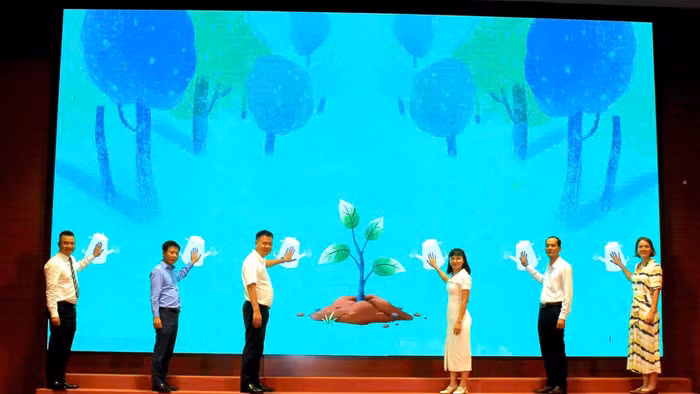 Các đại biểu thực hiện nghi thức bàn giao Vườn ươm.