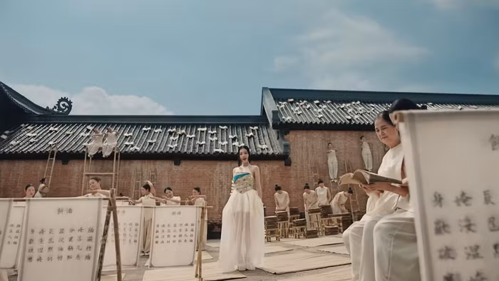 Hình ảnh gây tranh cãi trong MV "Lá ngọc cành vàng" của Kiều Anh.