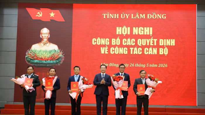 Chủ tịch UBND tỉnh Lâm Đồng Hồ Văn Mười trao quyết định điều động, bổ nhiệm cán bộ chủ chốt.