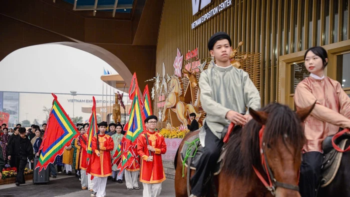 Chiến mã uy nghi dẫn dắt đoàn người mặc Việt phục - Ảnh: BTC.