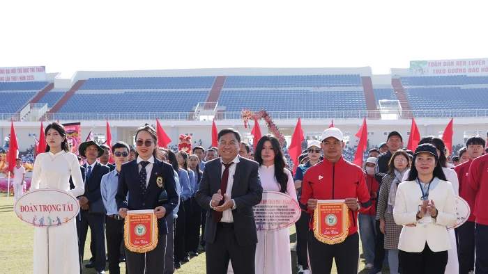 Phó Chủ tịch UBND tỉnh Võ Ngọc Hiệp tặng cờ cho các đội tham gia thi đấu tại Đại hội TDTT Ngành Giáo dục tỉnh Lâm Đồng lần I năm 2026.