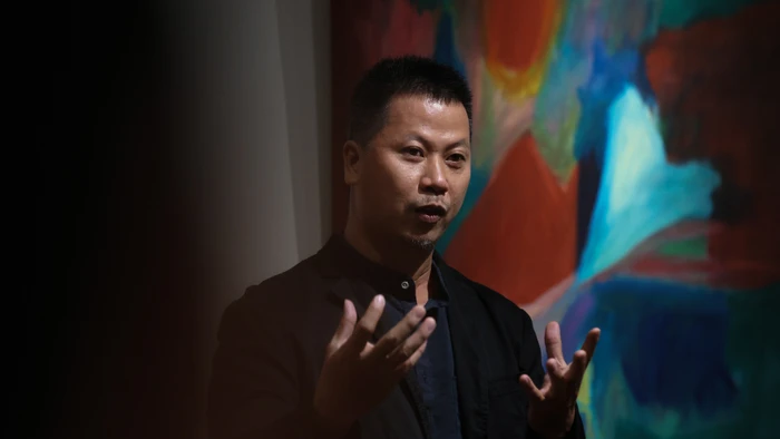 Hoạ sĩ Bùi Chát chia sẻ về thử nghiệm kỹ thuật khiến các lớp màu biến mất hoàn toàn sau khoảng 7 - 8 năm.