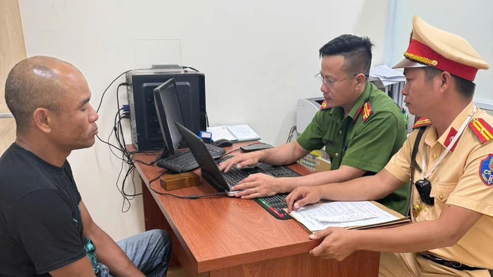 Đối tượng Trần Minh Hoàng được đưa về Cơ quan Công an.