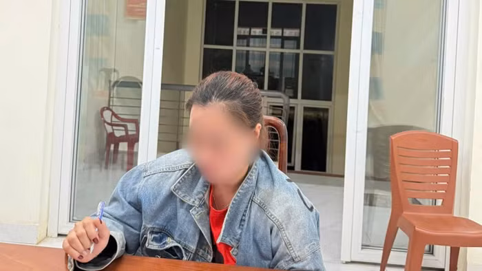 Người phụ nữ trong clip tại cơ quan công an. (Ảnh: Công an xã Ea Kar cung cấp).