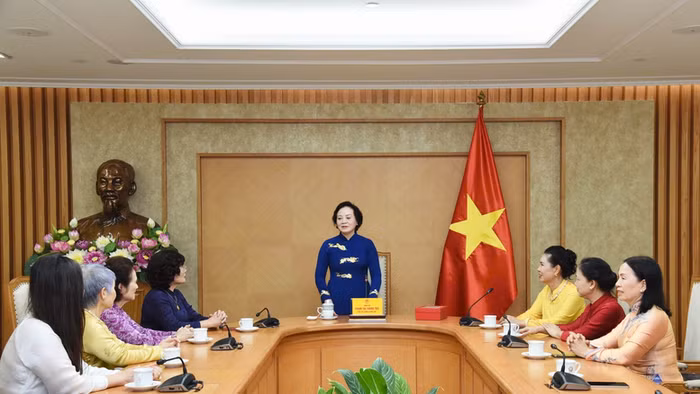 Phó Thủ tướng Phạm Thị Thanh Trà gặp mặt Hiệp hội Văn hóa Áo dài Việt Nam - Ảnh: VGP.