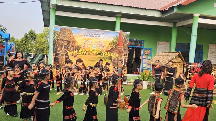 Học sinh mầm non tái hiện không gian lễ hội Tây Nguyên.