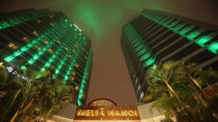 Khách sạn Melia Hà Nội bật đèn xanh kỷ niệm Ngày Thánh Patrick - Ngày Quốc khánh của Ireland.