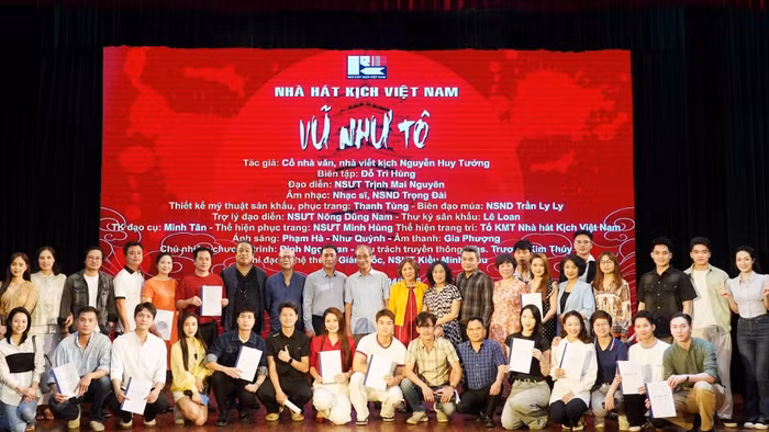 Lãnh đạo Nhà hát Kịch Việt Nam trao kịch bản cho các diễn viên tham gia vở diễn.