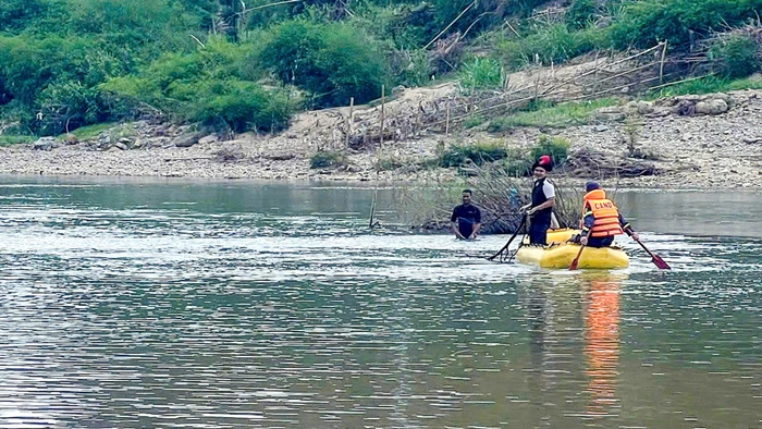 Lực lượng chức năng Công an tỉnh Khánh Hoà tìm kiếm thi thể Đại uý Nguyễn Xuân Hải.