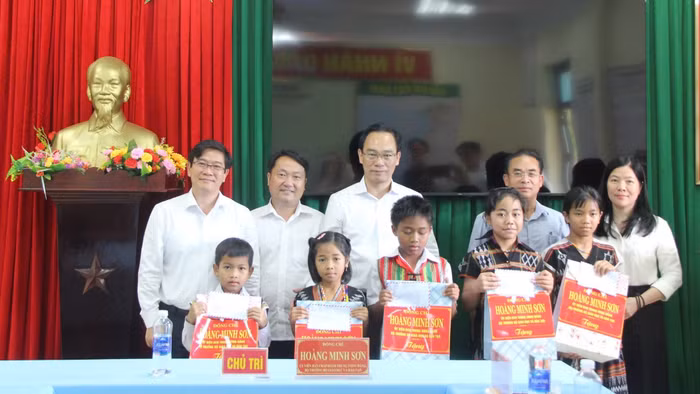 Bộ trưởng Hoàng Minh Sơn tặng quà cho 5 học sinh có hoàn cảnh khó khăn, vượt khó vươn lên trong học tập. 