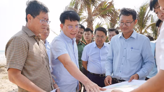 Chủ tịch UBND tỉnh Lâm Đồng Hồ Văn Mười khảo sát thực địa một số khu vực ven biển phía Nam Lâm Đồng.